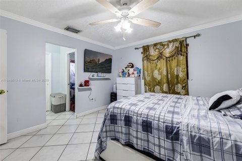 House in Hialeah, Florida 6 bedrooms, 332.13 sq.m. № 1844111 - photo 20
