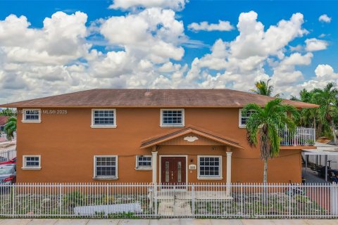House in Hialeah, Florida 6 bedrooms, 332.13 sq.m. № 1844111 - photo 2