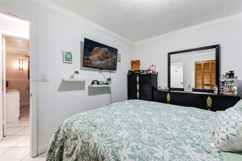 House in Hialeah, Florida 6 bedrooms, 332.13 sq.m. № 1844111 - photo 18