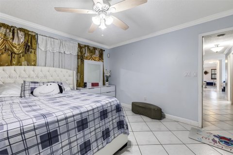 House in Hialeah, Florida 6 bedrooms, 332.13 sq.m. № 1844111 - photo 21