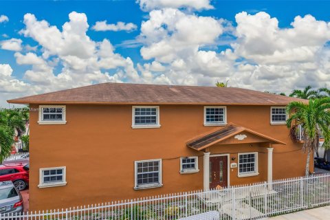House in Hialeah, Florida 6 bedrooms, 332.13 sq.m. № 1844111 - photo 3