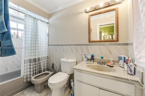 House in Hialeah, Florida 6 bedrooms, 332.13 sq.m. № 1844111 - photo 28