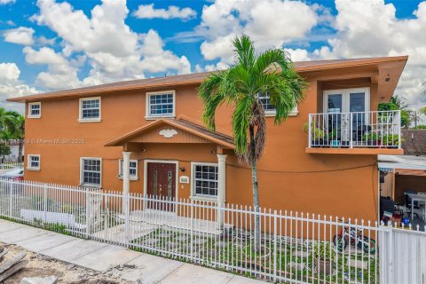 House in Hialeah, Florida 6 bedrooms, 332.13 sq.m. № 1844111 - photo 1