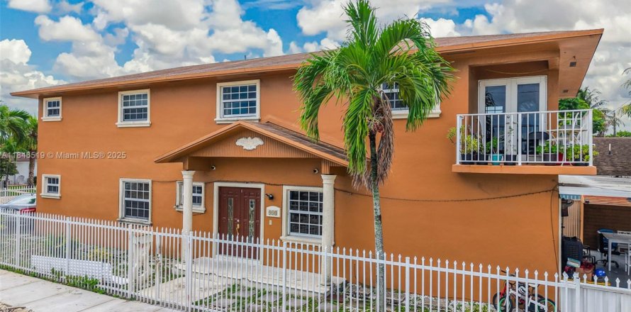 House in Hialeah, Florida 6 bedrooms, 332.13 sq.m. № 1844111