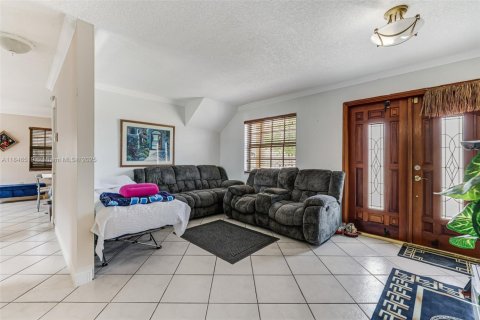 House in Hialeah, Florida 6 bedrooms, 332.13 sq.m. № 1844111 - photo 4