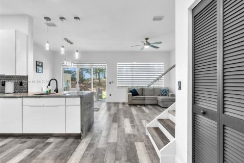 Townhouse in Miramar, Florida 3 bedrooms, 166.57 sq.m. № 1839322 - photo 7