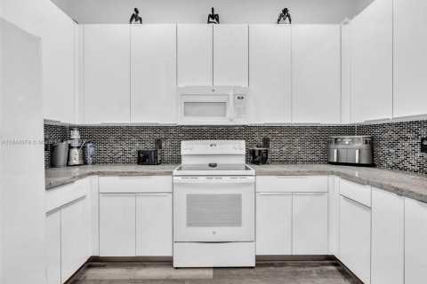 Townhouse in Miramar, Florida 3 bedrooms, 166.57 sq.m. № 1839322 - photo 11