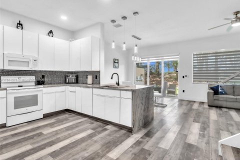 Townhouse in Miramar, Florida 3 bedrooms, 166.57 sq.m. № 1839322 - photo 8
