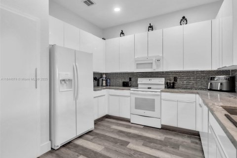 Townhouse in Miramar, Florida 3 bedrooms, 166.57 sq.m. № 1839322 - photo 10
