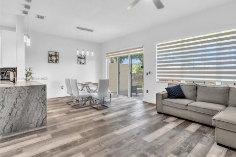 Townhouse in Miramar, Florida 3 bedrooms, 166.57 sq.m. № 1839322 - photo 16