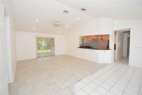 House in Palm Coast, Florida 3 bedrooms, 148.27 sq.m. № 1907274 - photo 4