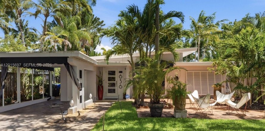 House in Fort Lauderdale, Florida 2 bedrooms, 113.25 sq.m. № 2274693