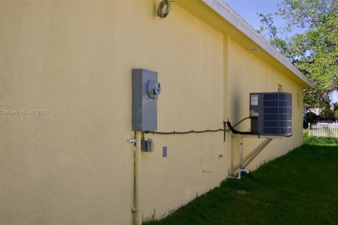 Villa ou maison à vendre à Fort Myers, Floride: 4 chambres, 145.48 m2 № 1942612 - photo 11