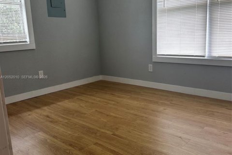 House in Clewiston, Florida 2 bedrooms № 2173361 - photo 11