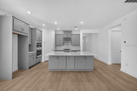 Casa en venta en Zephyrhills, Florida, 5 dormitorios, 283.63 m2 № 2209200 - foto 2