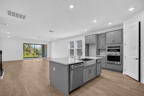 Casa en venta en Zephyrhills, Florida, 5 dormitorios, 283.63 m2 № 2209200 - foto 5