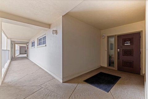 Condo in Saint Pete Beach, Florida, 2 bedrooms  № 2122409 - photo 5