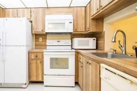 Condo in Miami, Florida, 1 bedroom  № 1861273 - photo 4