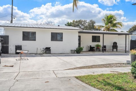 Villa ou maison à vendre à Hialeah, Floride: 3 chambres, 130.43 m2 № 2026178 - photo 2