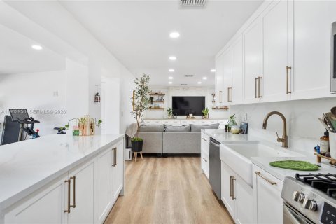 Villa ou maison à vendre à Hialeah, Floride: 3 chambres, 130.43 m2 № 2026178 - photo 9