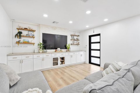 Villa ou maison à vendre à Hialeah, Floride: 3 chambres, 130.43 m2 № 2026178 - photo 4