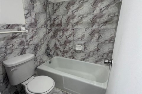 House in Lauderdale Lakes, Florida 1 bedroom, 278.71 sq.m. № 2049321 - photo 6