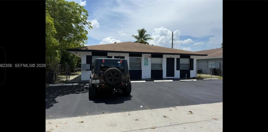 House in Lauderdale Lakes, Florida 1 bedroom, 278.71 sq.m. № 2049321