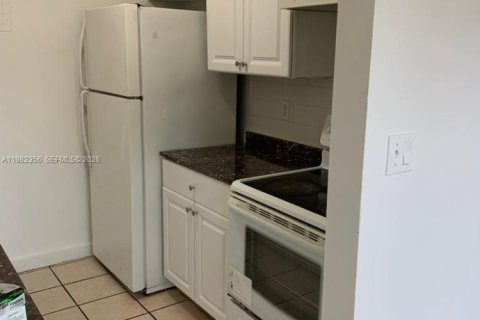 House in Lauderdale Lakes, Florida 1 bedroom, 278.71 sq.m. № 2049321 - photo 3