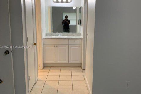 House in Lauderdale Lakes, Florida 1 bedroom, 278.71 sq.m. № 2049321 - photo 2