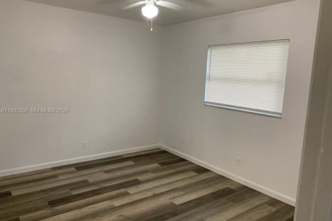 House in Lauderdale Lakes, Florida 1 bedroom, 278.71 sq.m. № 2049321 - photo 5