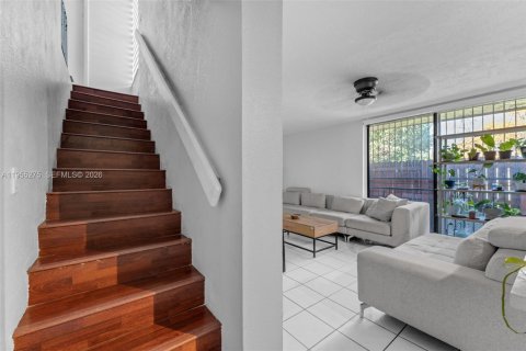 Townhouse in Miami, Florida 4 bedrooms, 121.98 sq.m. № 2012006 - photo 9