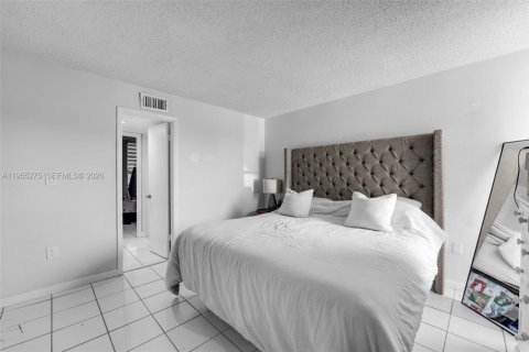 Townhouse in Miami, Florida 4 bedrooms, 121.98 sq.m. № 2012006 - photo 6