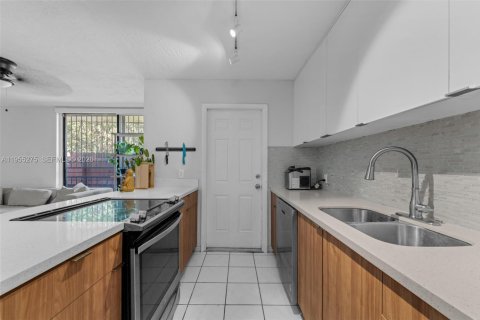 Townhouse in Miami, Florida 4 bedrooms, 121.98 sq.m. № 2012006 - photo 3