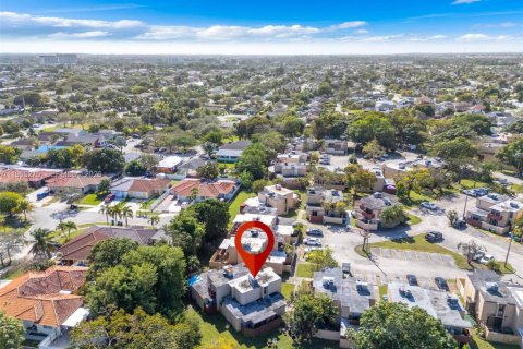 Townhouse in Miami, Florida 4 bedrooms, 121.98 sq.m. № 2012006 - photo 19