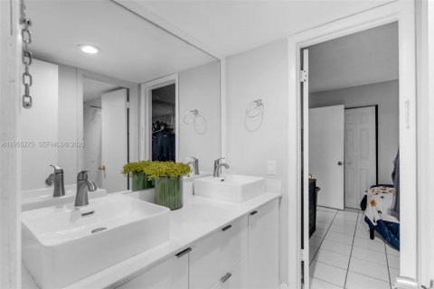 Townhouse in Miami, Florida 4 bedrooms, 121.98 sq.m. № 2012006 - photo 7