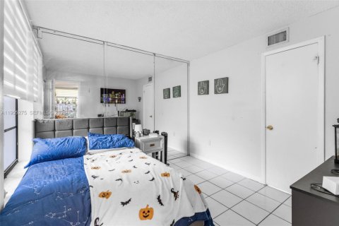 Townhouse in Miami, Florida 4 bedrooms, 121.98 sq.m. № 2012006 - photo 10