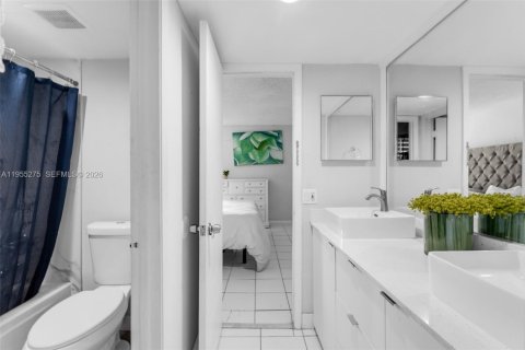 Townhouse in Miami, Florida 4 bedrooms, 121.98 sq.m. № 2012006 - photo 8