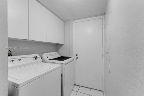 Townhouse in Miami, Florida 4 bedrooms, 121.98 sq.m. № 2012006 - photo 15