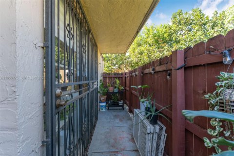 Townhouse in Miami, Florida 4 bedrooms, 121.98 sq.m. № 2012006 - photo 16