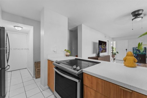 Townhouse in Miami, Florida 4 bedrooms, 121.98 sq.m. № 2012006 - photo 4