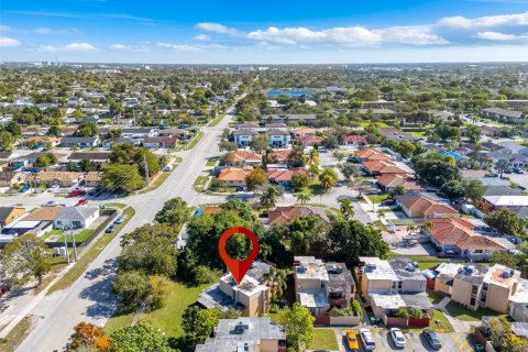 Townhouse in Miami, Florida 4 bedrooms, 121.98 sq.m. № 2012006 - photo 20