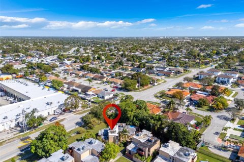 Townhouse in Miami, Florida 4 bedrooms, 121.98 sq.m. № 2012006 - photo 18