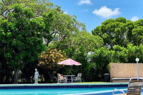 Condo in Lauderdale Lakes, Florida, 2 bedrooms  № 2253709 - photo 12