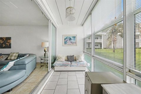 Condo in Saint Pete Beach, Florida, 1 bedroom № 2099773 - photo 14