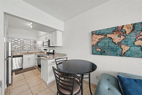 Condo in Saint Pete Beach, Florida, 1 bedroom № 2099773 - photo 10