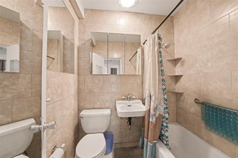 Condo in Saint Pete Beach, Florida, 1 bedroom № 2099773 - photo 6