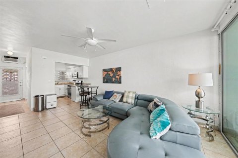 Condo in Saint Pete Beach, Florida, 1 bedroom № 2099773 - photo 9