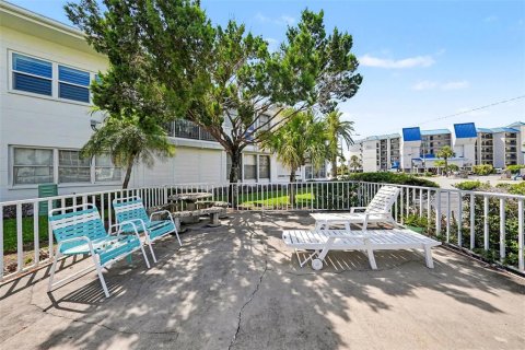 Condo in Saint Pete Beach, Florida, 1 bedroom № 2099773 - photo 17