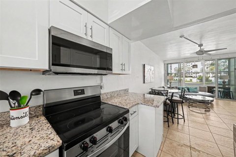Condo in Saint Pete Beach, Florida, 1 bedroom № 2099773 - photo 13