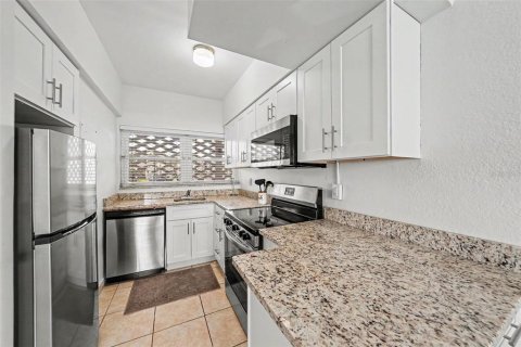 Condo in Saint Pete Beach, Florida, 1 bedroom № 2099773 - photo 11